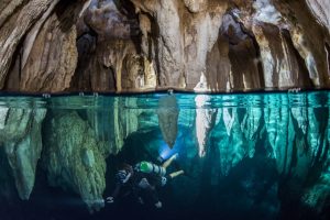 Taucher in der Chandelier Höhle auf Palau