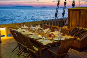 SY Emperor Raja Laut - Essbereich